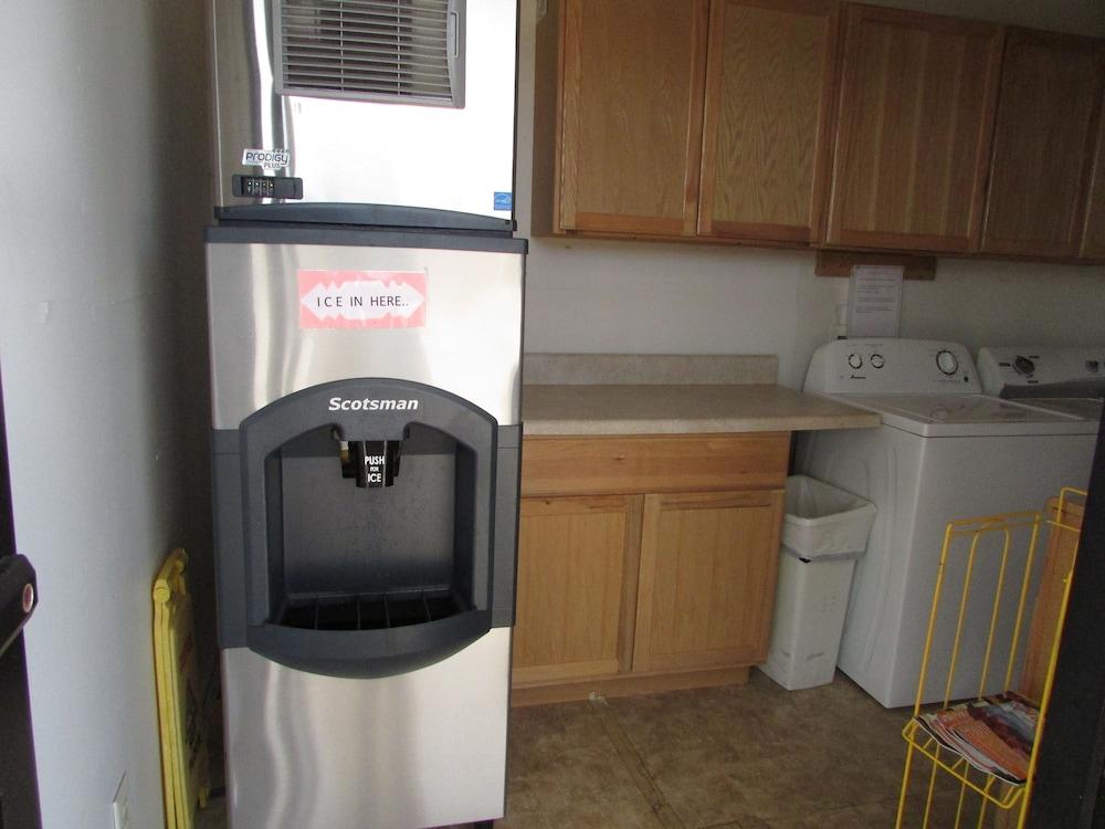 Douglas Inn & Suites photo 42