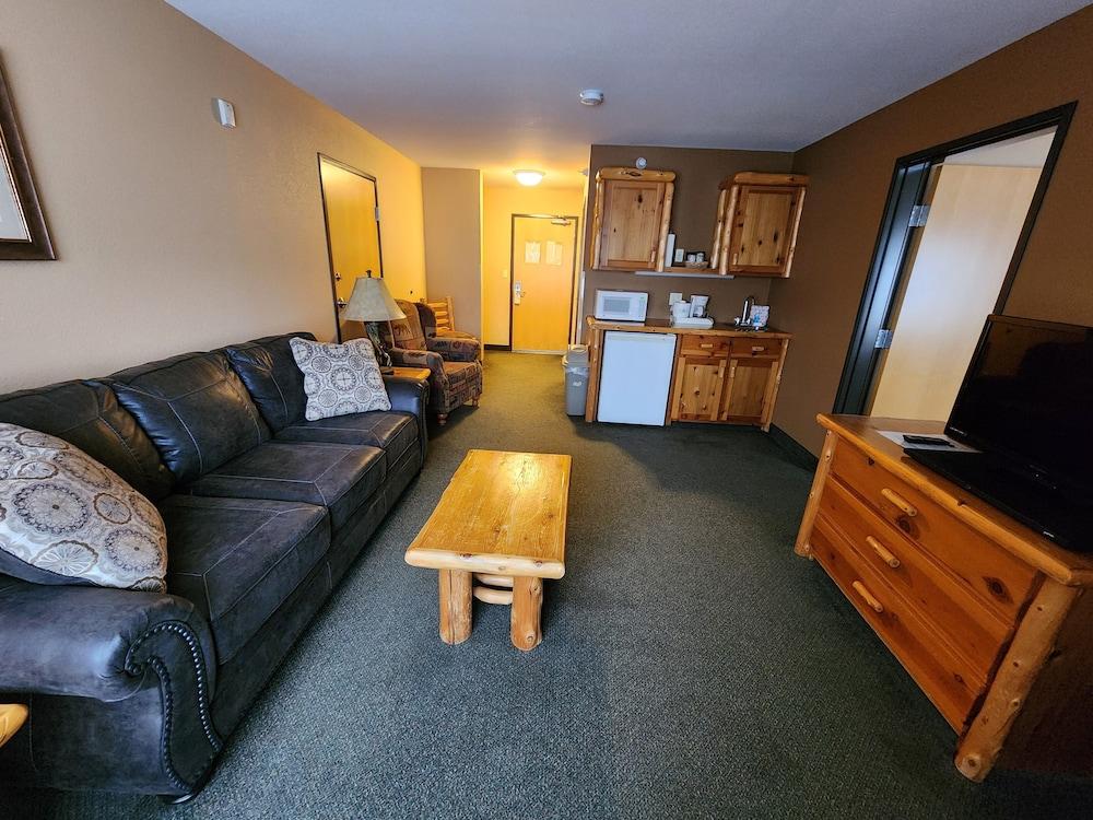 Pine Peaks Lodge & Suites photo 9