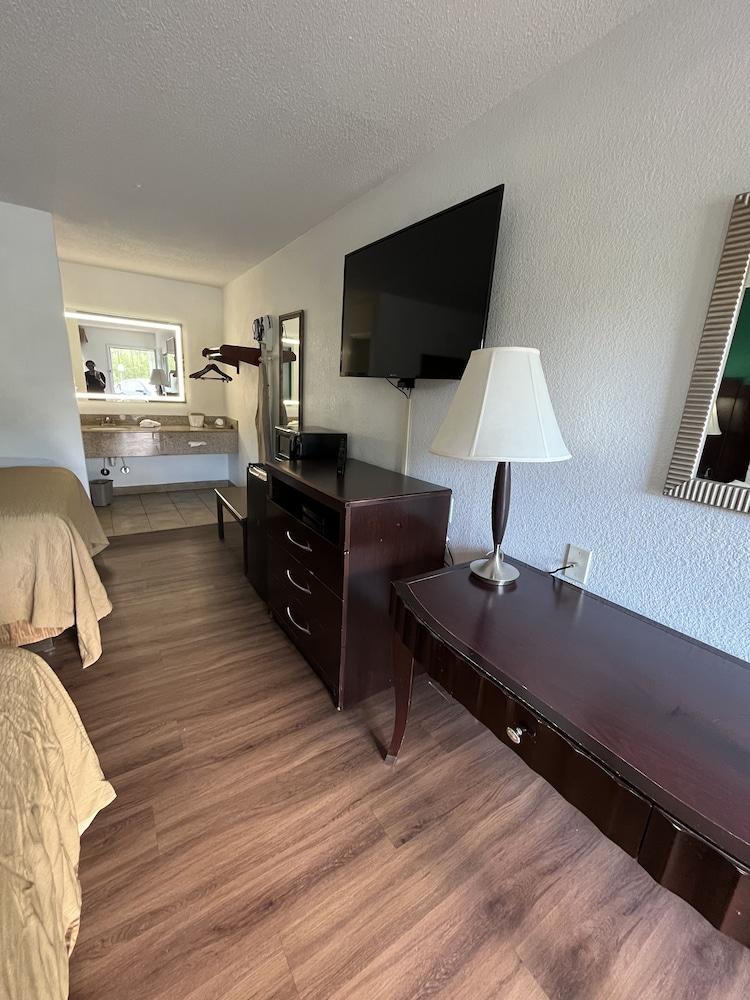 Pine Tree Inn photo 19