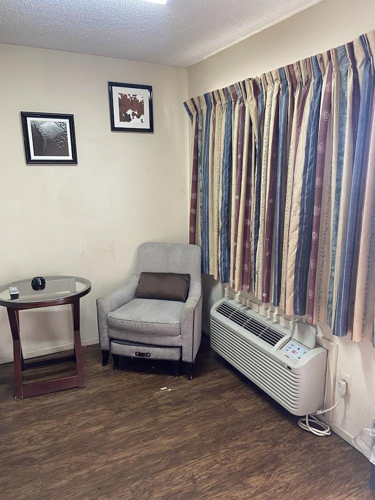 Great Western Inn & Suites - Saginaw photo 8