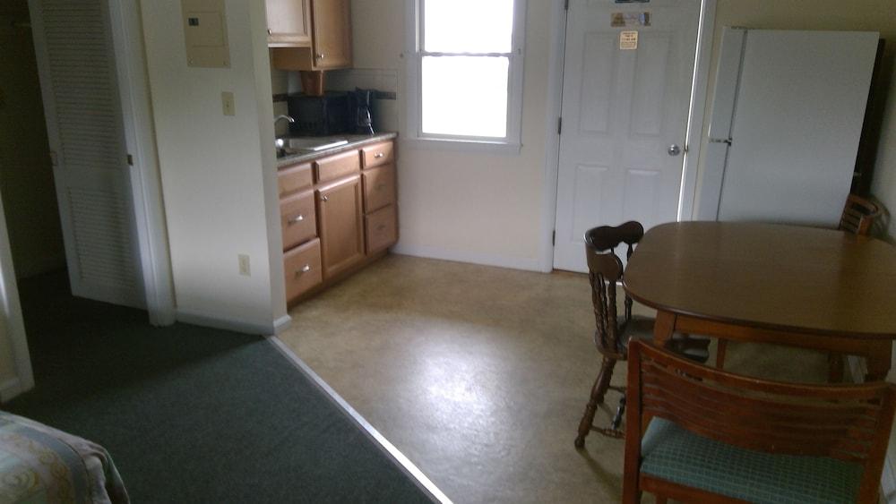 Village Green Motel photo 17