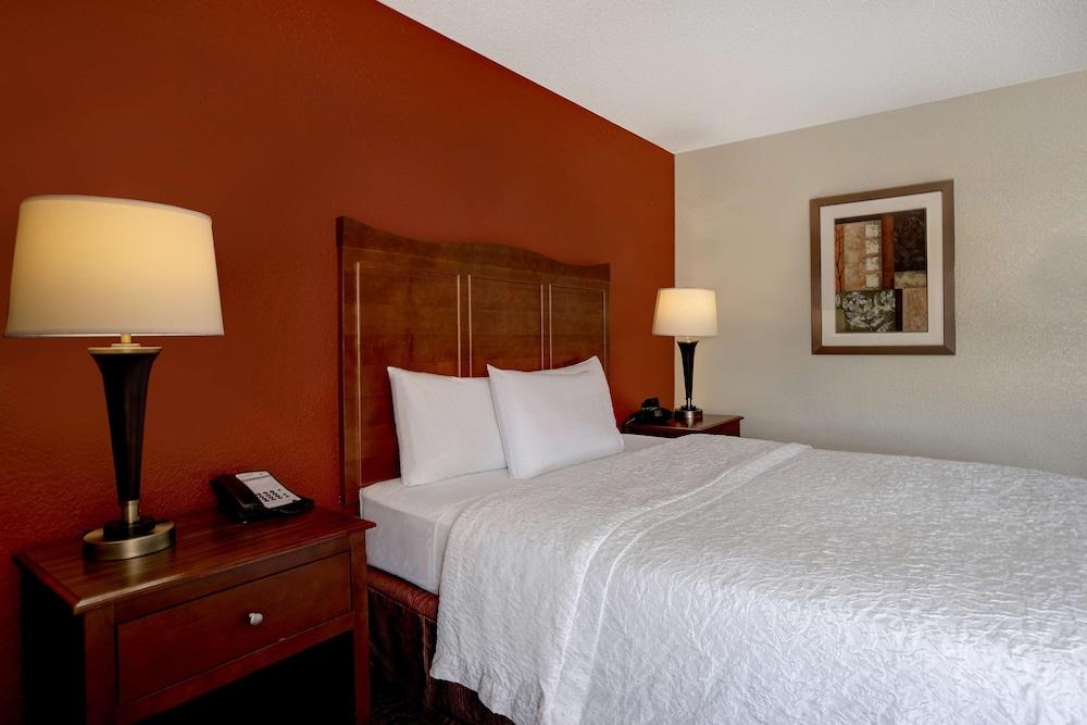 Hampton Inn Ft. Wayne-Southwest photo 19