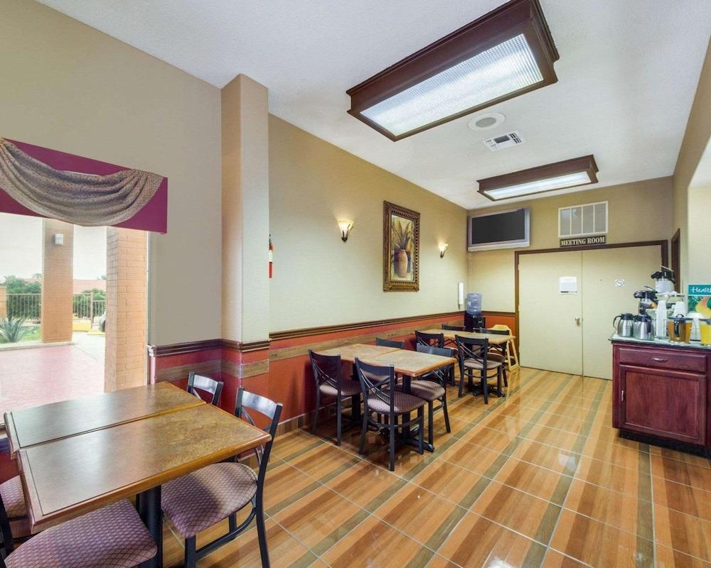 Econo Lodge Inn & Suites Eagle Pass photo 8