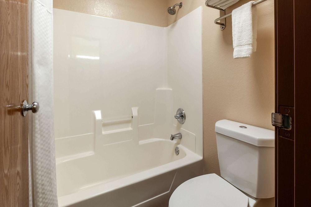 Super 8 by Wyndham Big Rapids photo 18