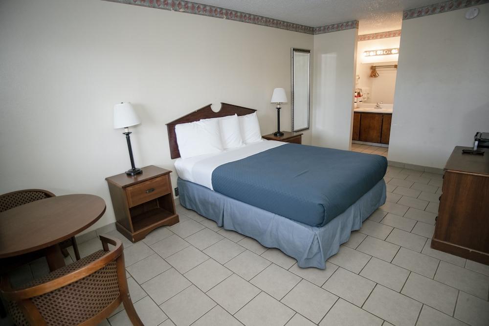 Pacific Inn photo 25