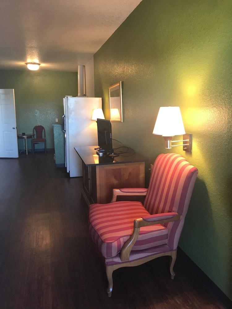 Day N Night Inn photo 11