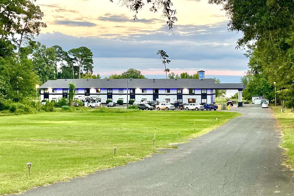 Rodeway Inn & Suites photo 1