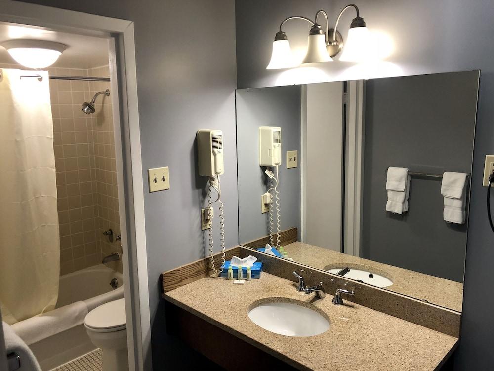 Econo Lodge Auburn I-95 photo 16