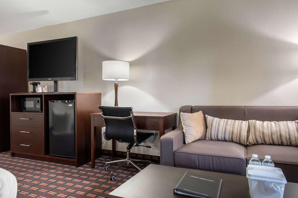 New Prague Inn & Suites photo 63