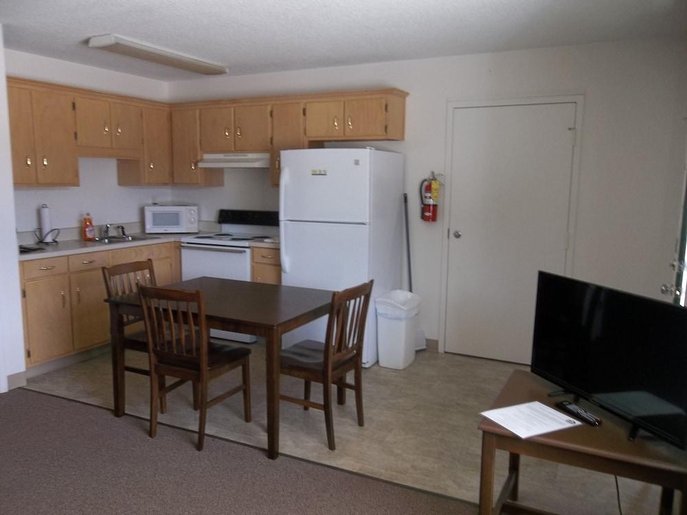 Douglas Inn & Suites photo 25