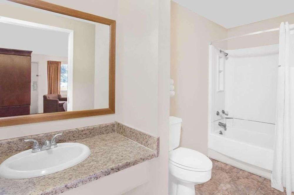 Courtyard Hotel & Event Center photo 9