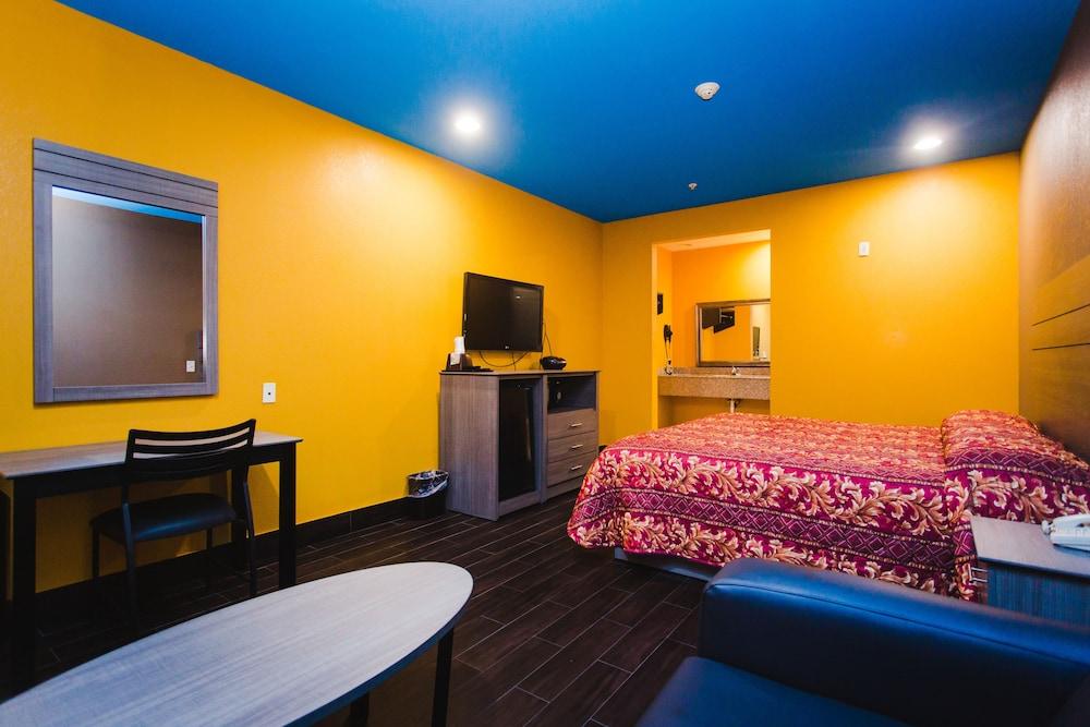 Moonlight Suites - Houston George Bush Intl Airport photo 26