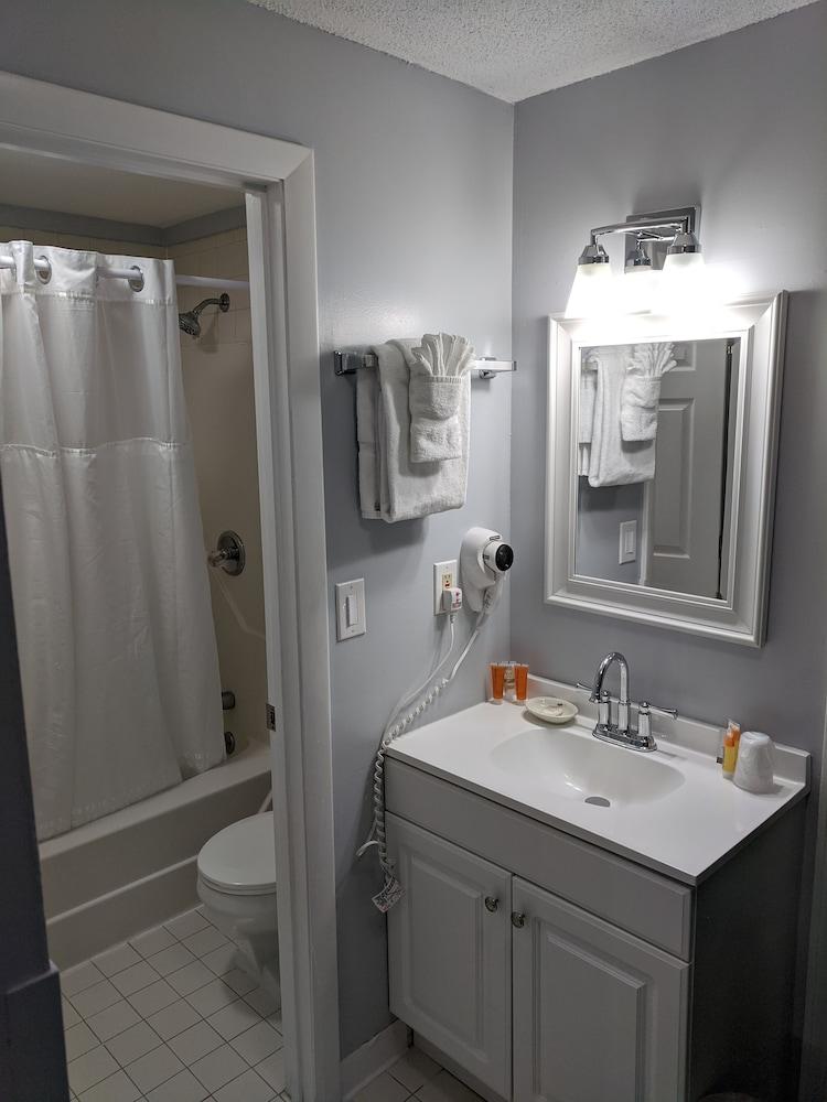 Eastern Inn & Suites photo 16