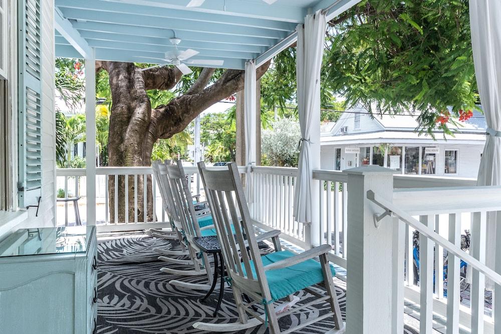 The Porch on Frances Inn photo 56