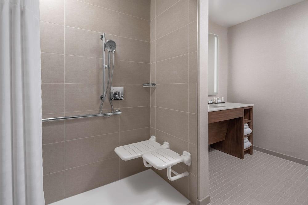 Embassy Suites by Hilton Charleston Harbor Mt. Pleasant photo 5