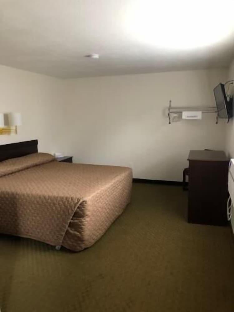 Midway Budget Inn photo 8