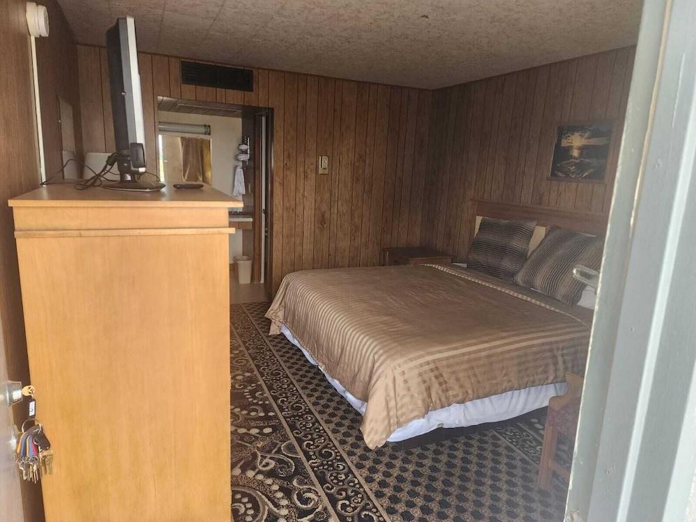First Inn By OYO Quinter Hwy 70 photo 9