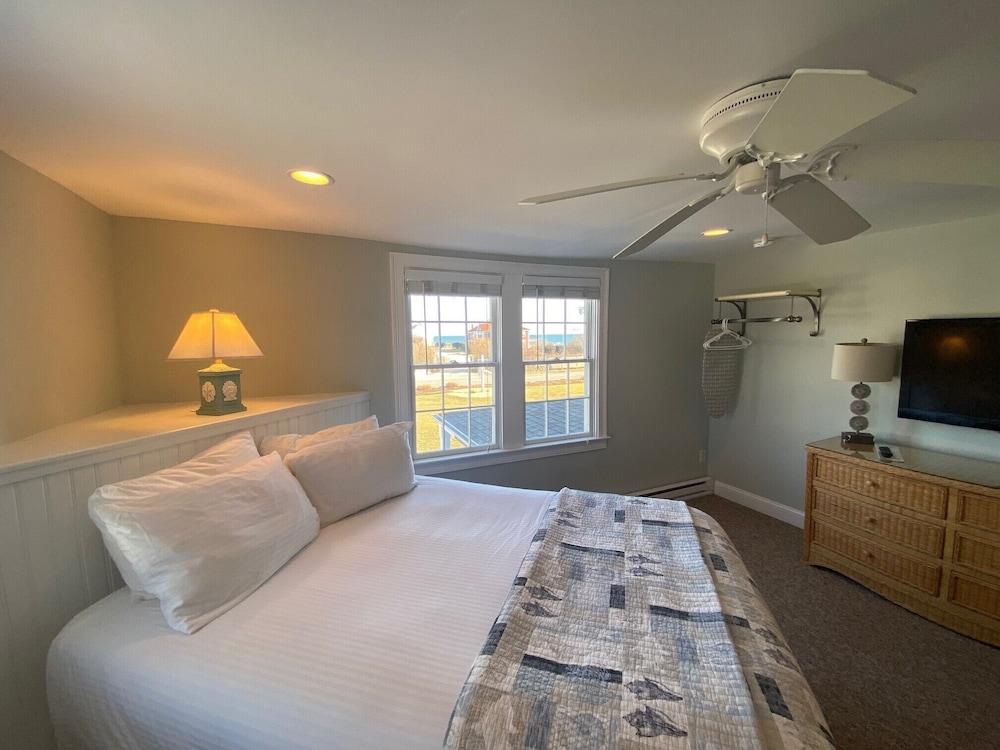 Beach Breeze Inn photo 58