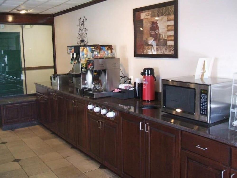 A Victory Hotel - Southfield photo 5