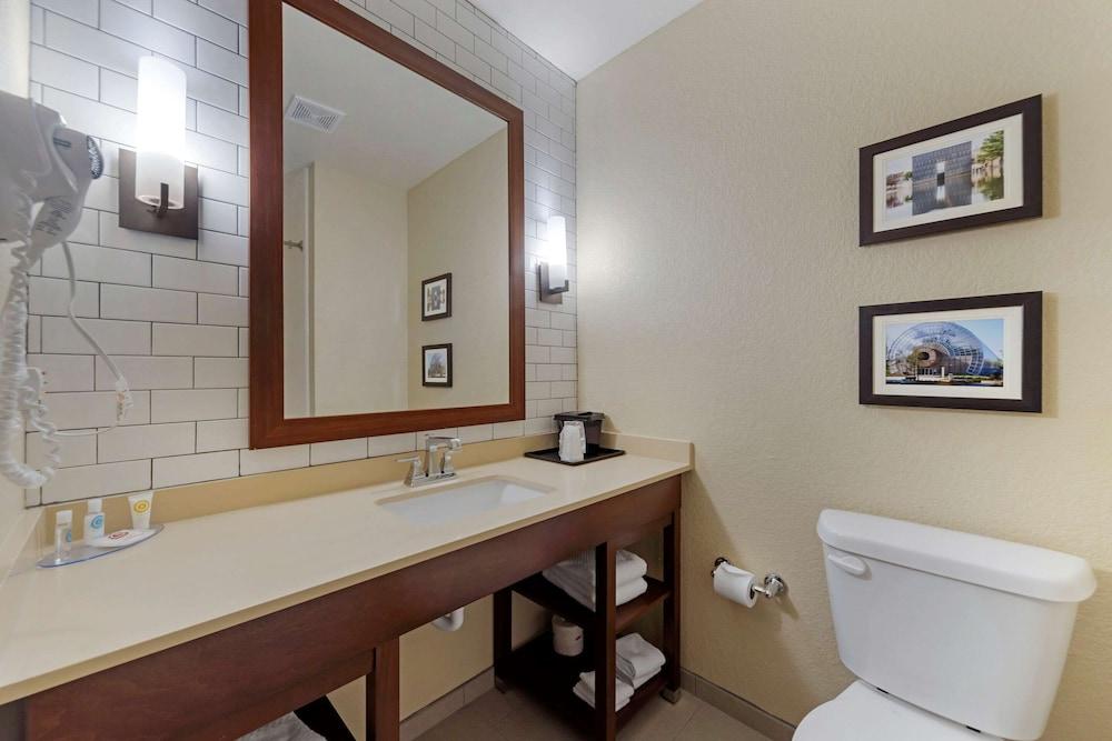 Comfort Inn & Suites Harrah photo 16