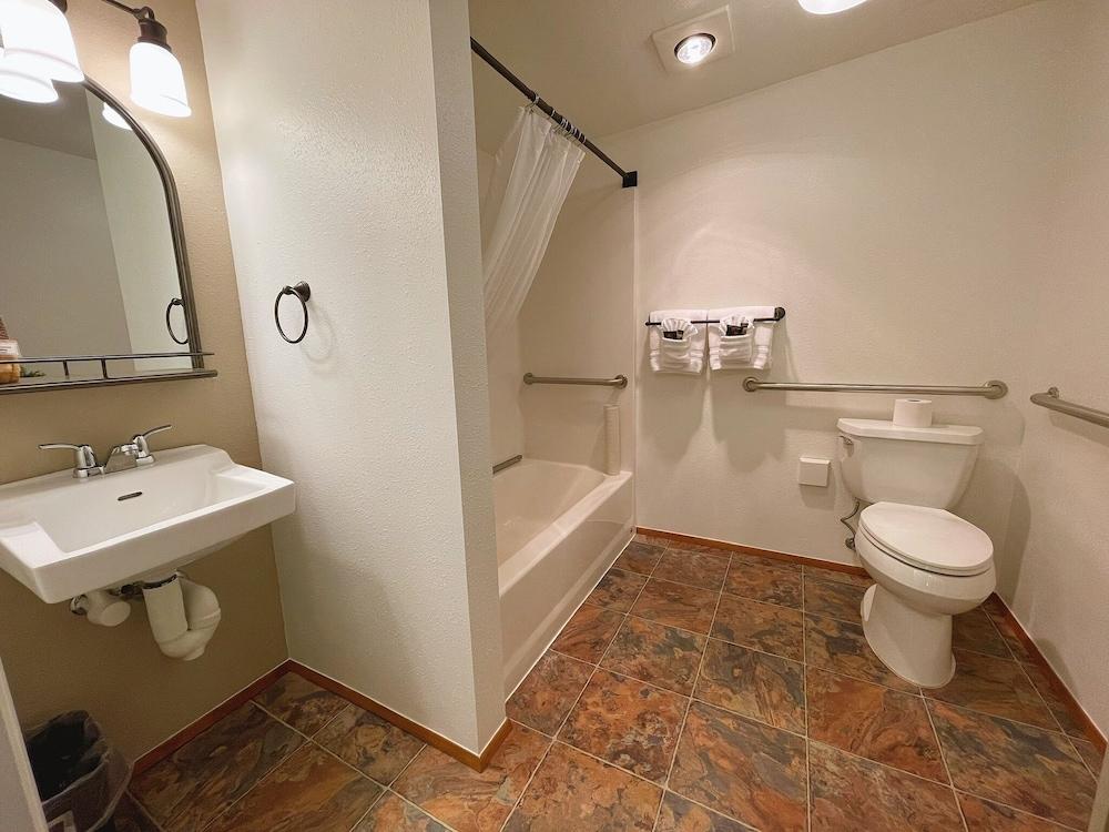 Emerald Valley Inn photo 55