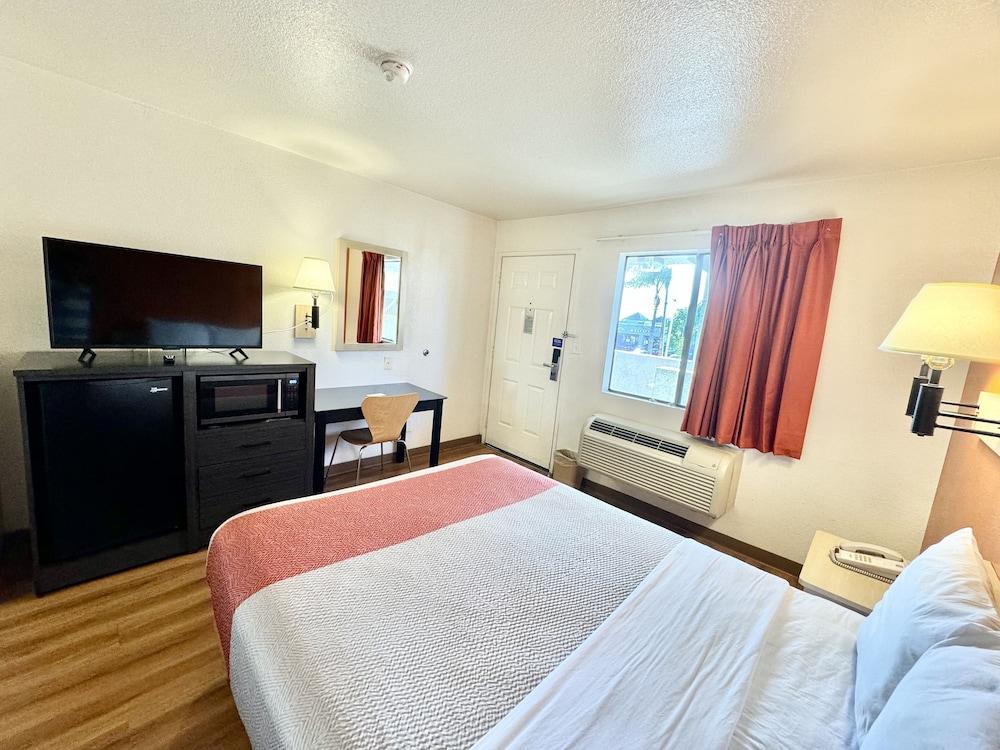 Studio 6 Suites – Bellflower, Ca  - Los Angeles photo 2