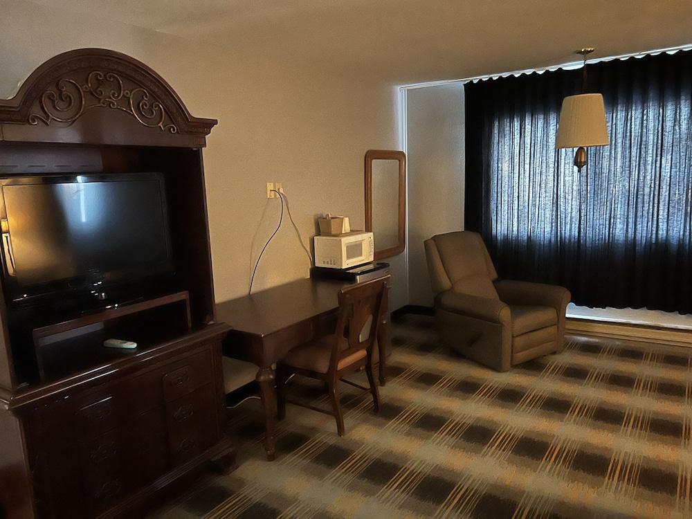 The Ridge Hotel Portage photo 11