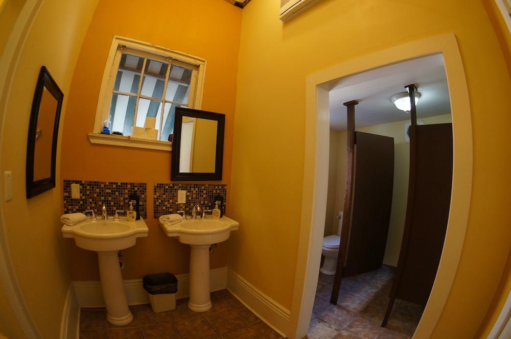 Auberge Nouvelle Orleans Hostel photo 56