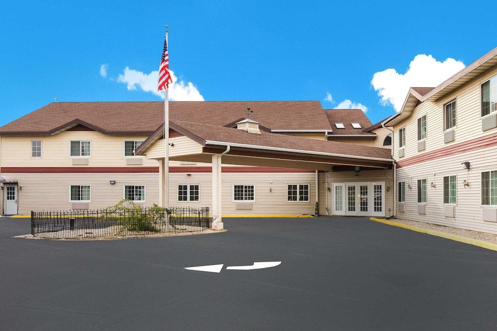 AmericInn by Wyndham Lake Mills photo 13