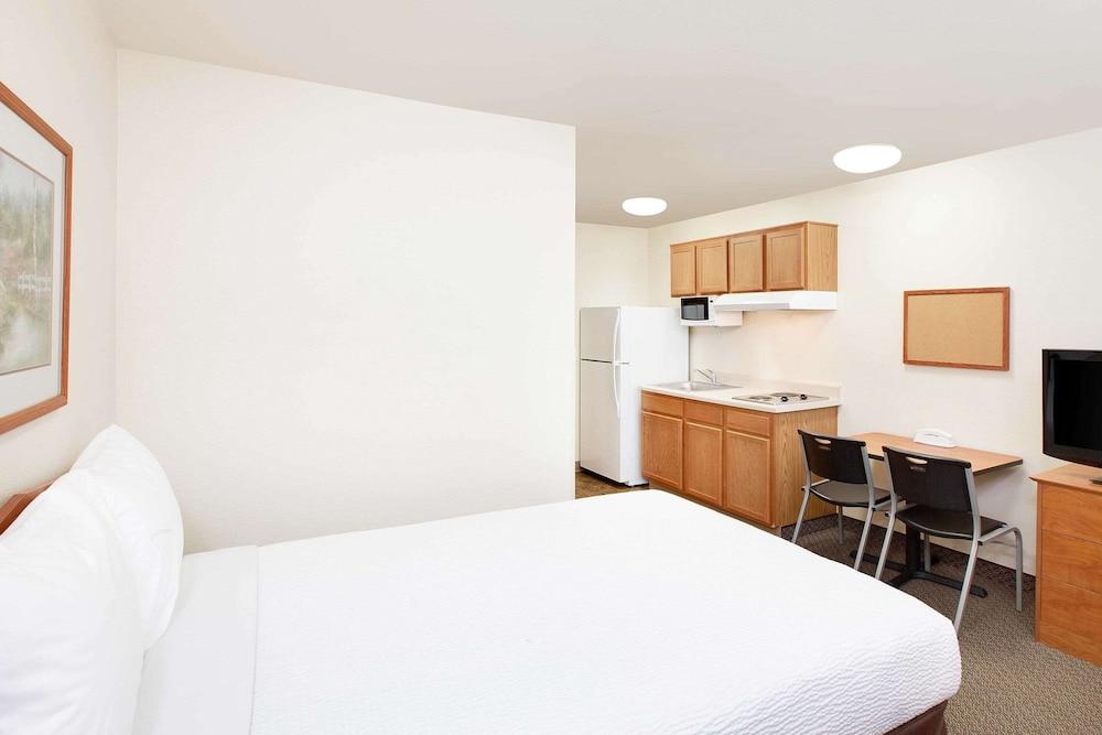 WoodSpring Suites Houston Westchase photo 6