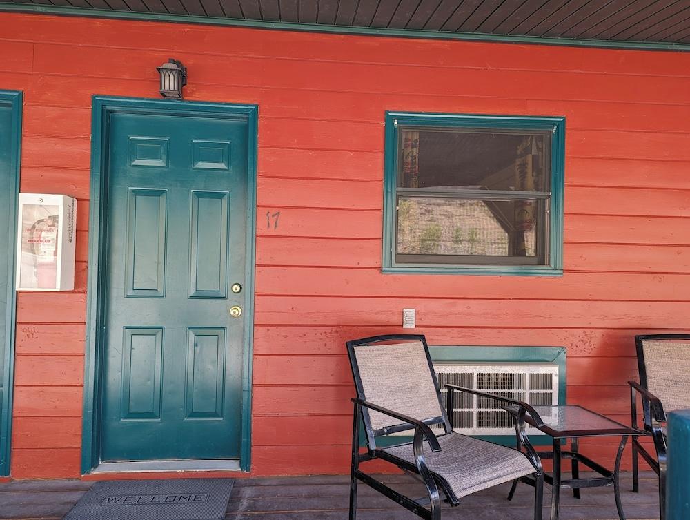 Ponderosa Pines Inn and Cabins photo 10