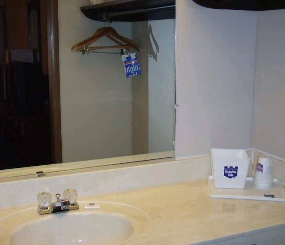 Budgetel Inn & Suites photo 14