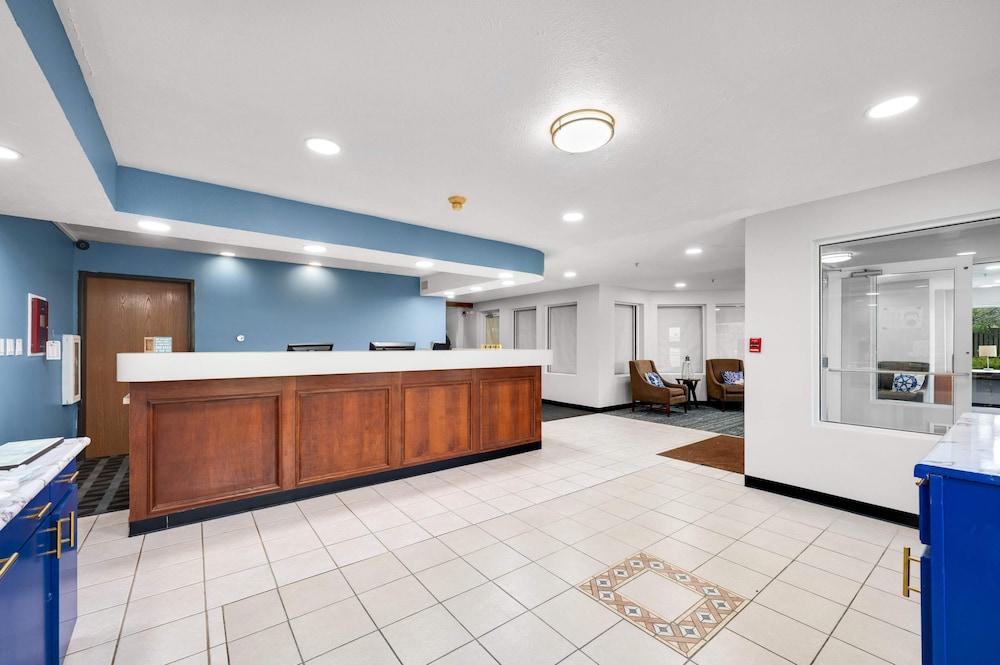 LakeWood Inn & Suites photo 2