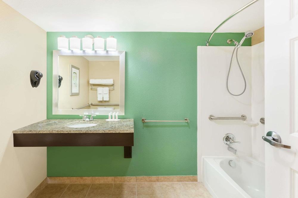 Baymont by Wyndham Midland Center photo 9