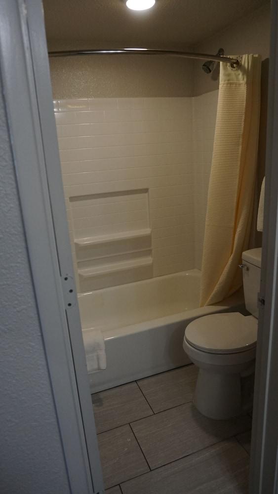 Red Roof Inn Tucson – Vail photo 8