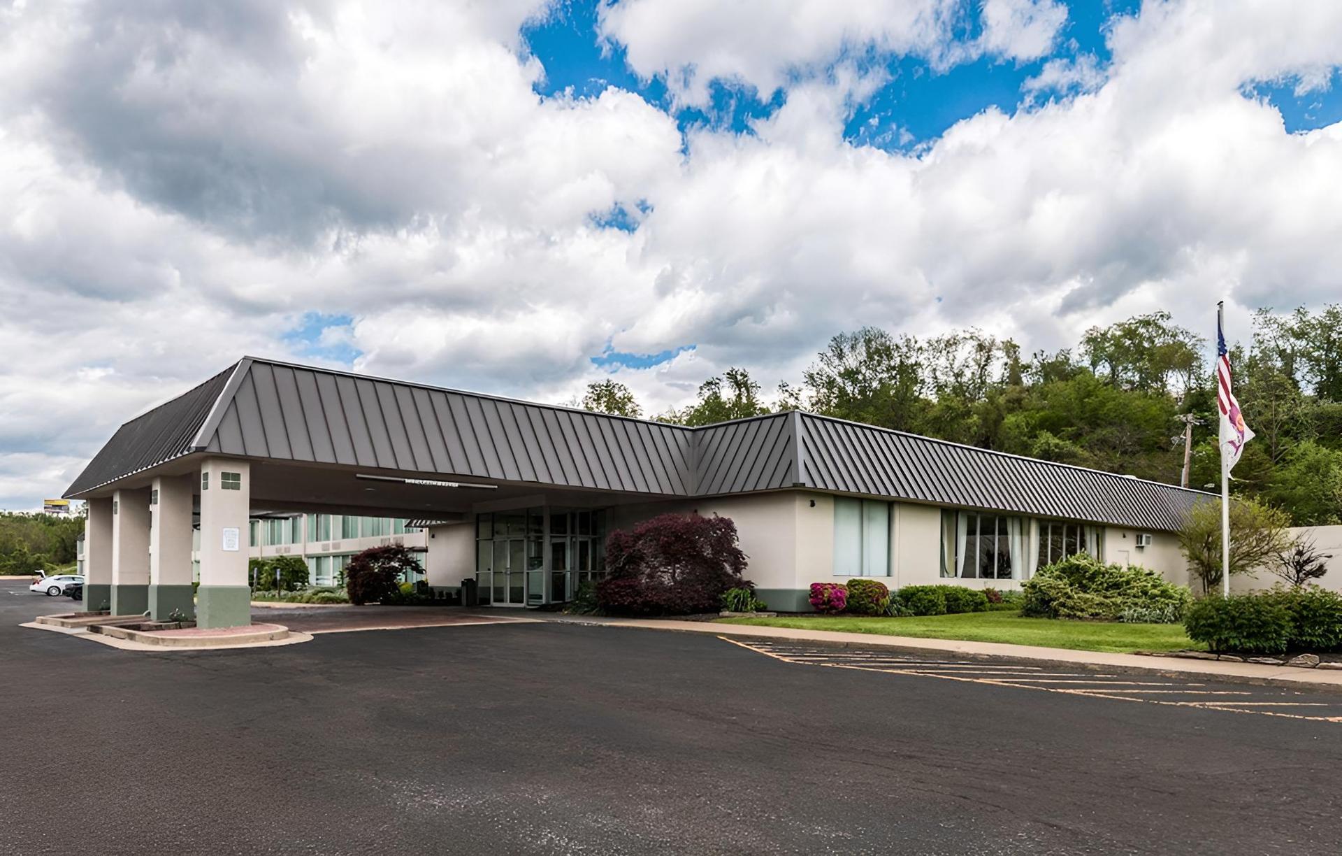 Suburban Studios — hotel in Fairmont