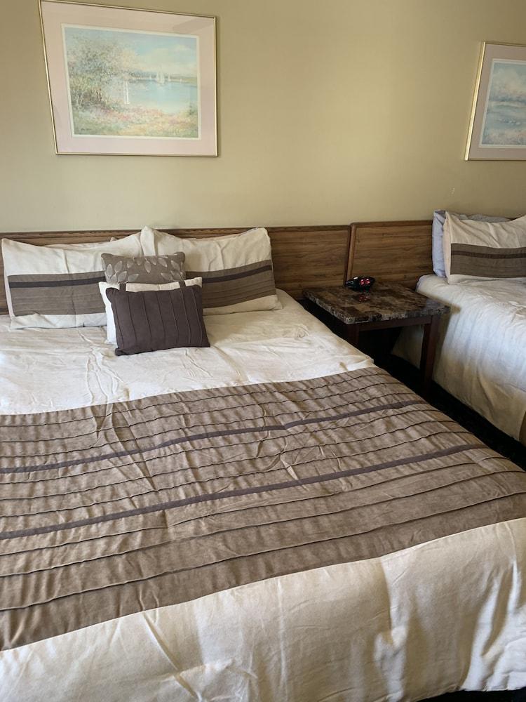 Blue Spruce Motel photo 19