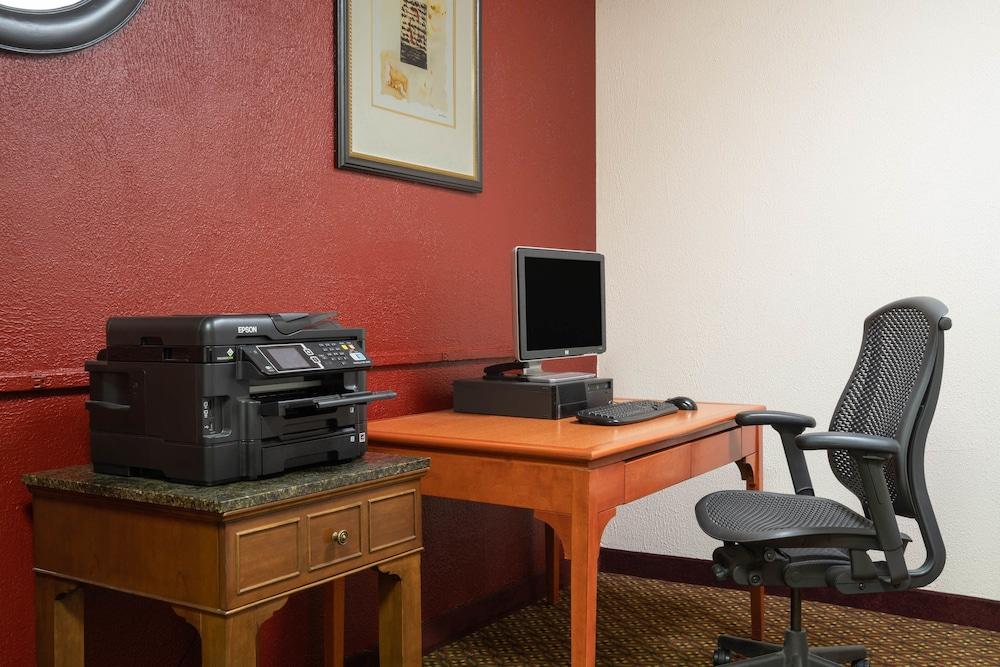 Ramada by Wyndham Albert Lea photo 47