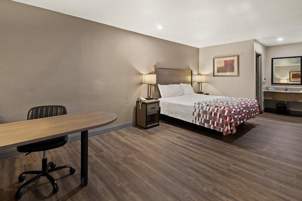 Red Roof Inn & Suites Irving – DFW Airport South photo 35