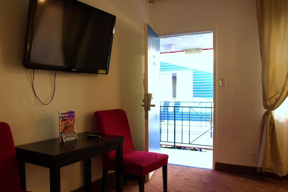 Tradewinds Hotel LAX Airport photo 7