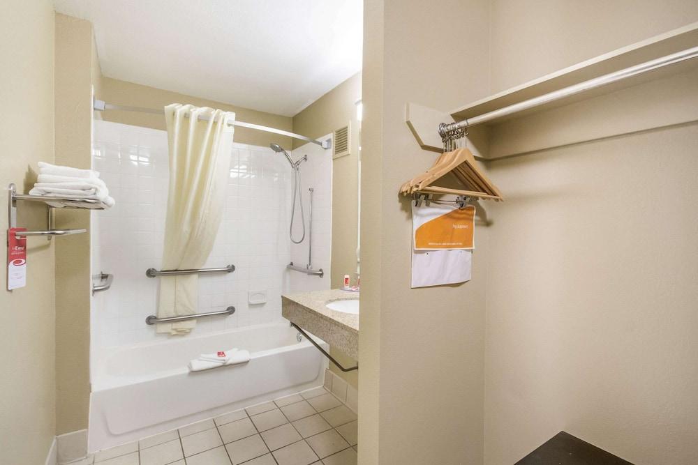 Econolodge Inn & Suites photo 38