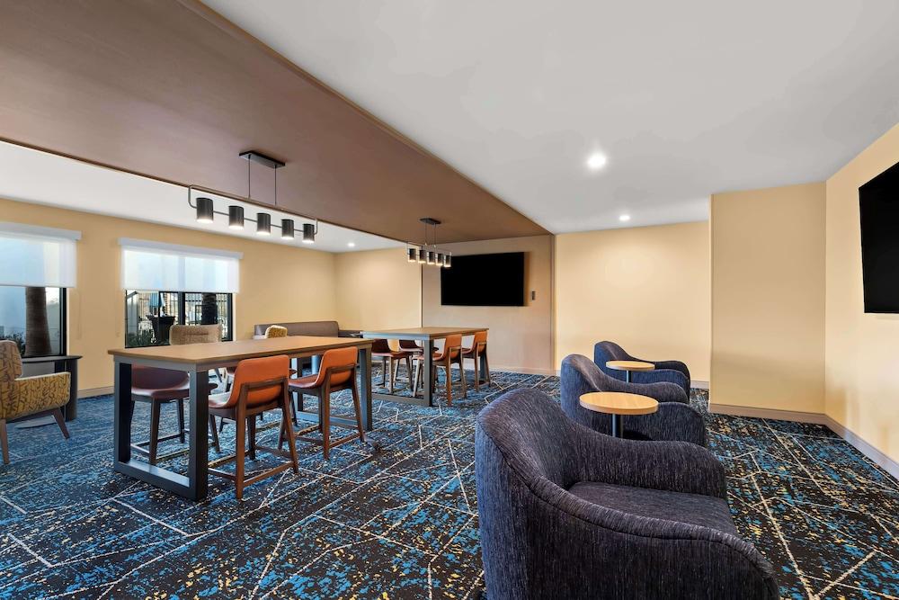 Hampton Inn & Suites Corona, Ca photo 22