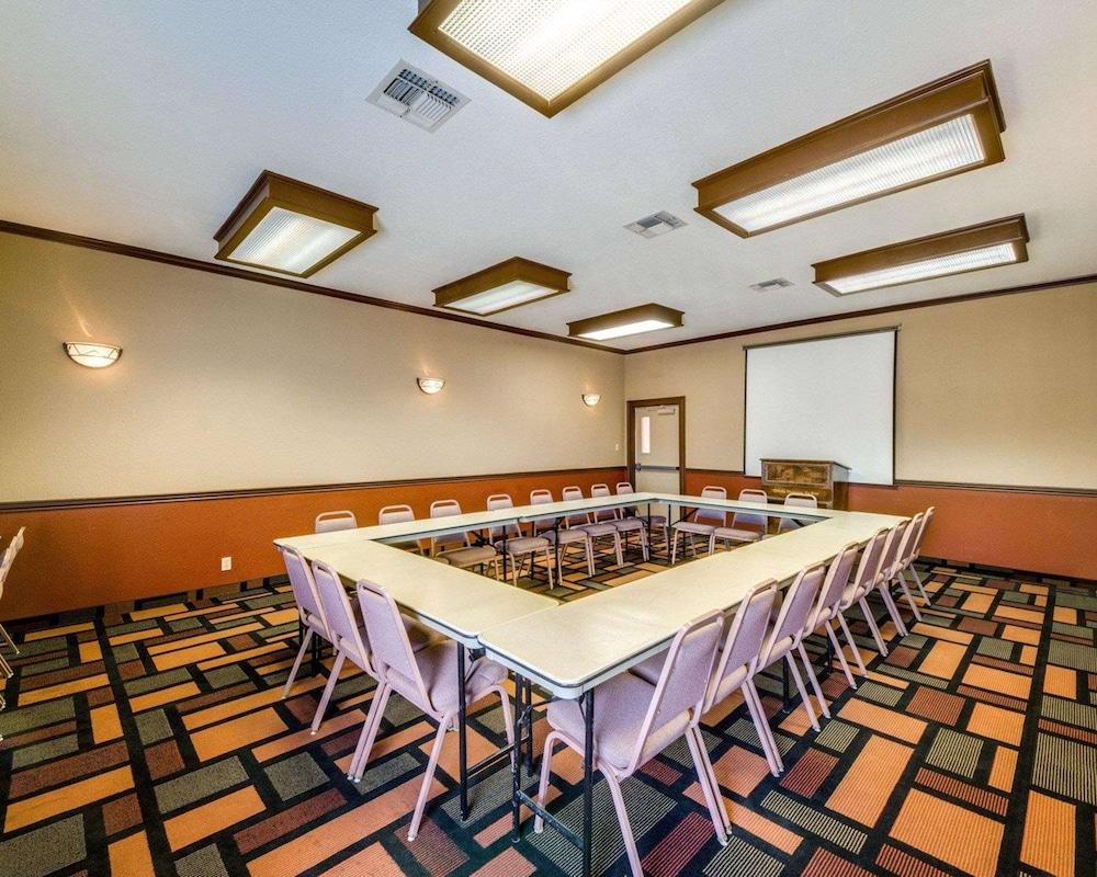 Econo Lodge Inn & Suites Eagle Pass photo 11