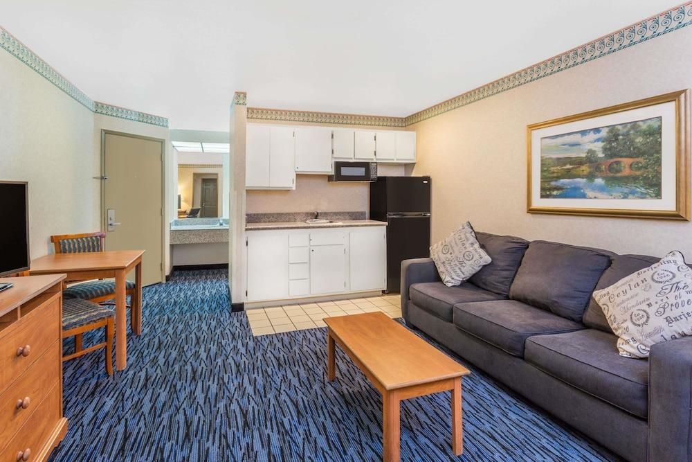 Ramada by Wyndham Kent Seattle Area photo 20