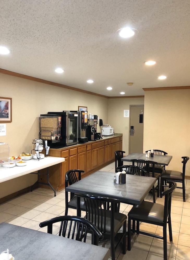 Denison Inn & Suites photo 47
