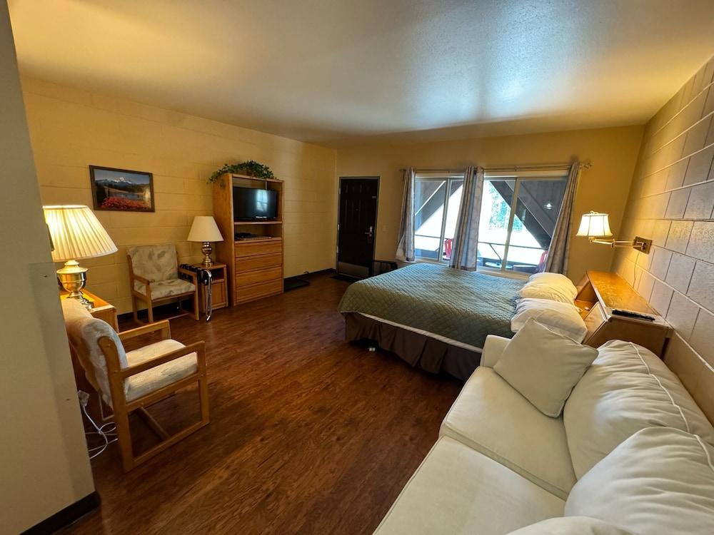 Chateau Rouge Condominiums photo 98
