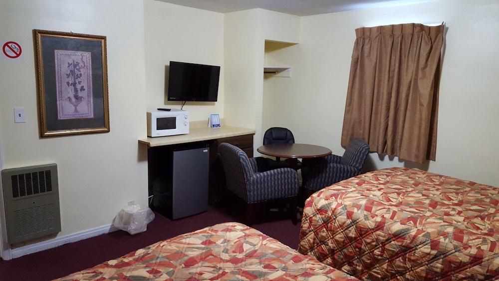 Colonial West Motel photo 2
