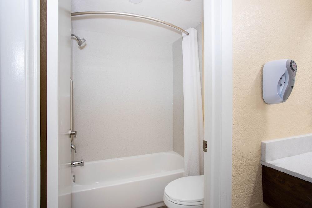 Days Inn by Wyndham Apopka/Orlando photo 32