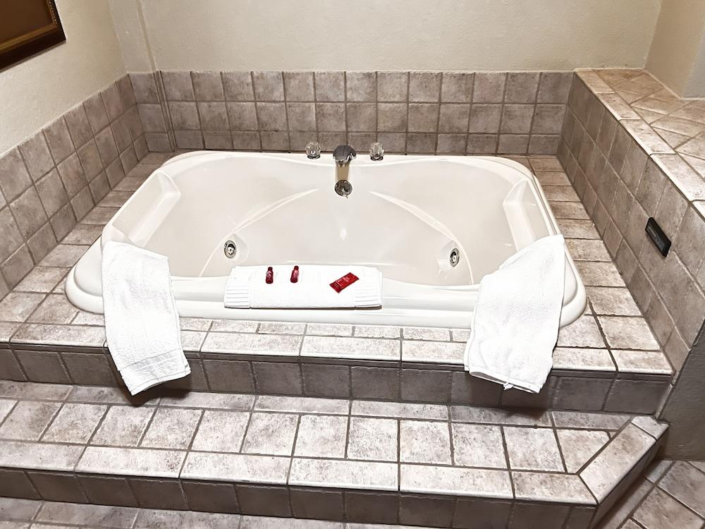 Apple Tree Inn and Suites photo 18