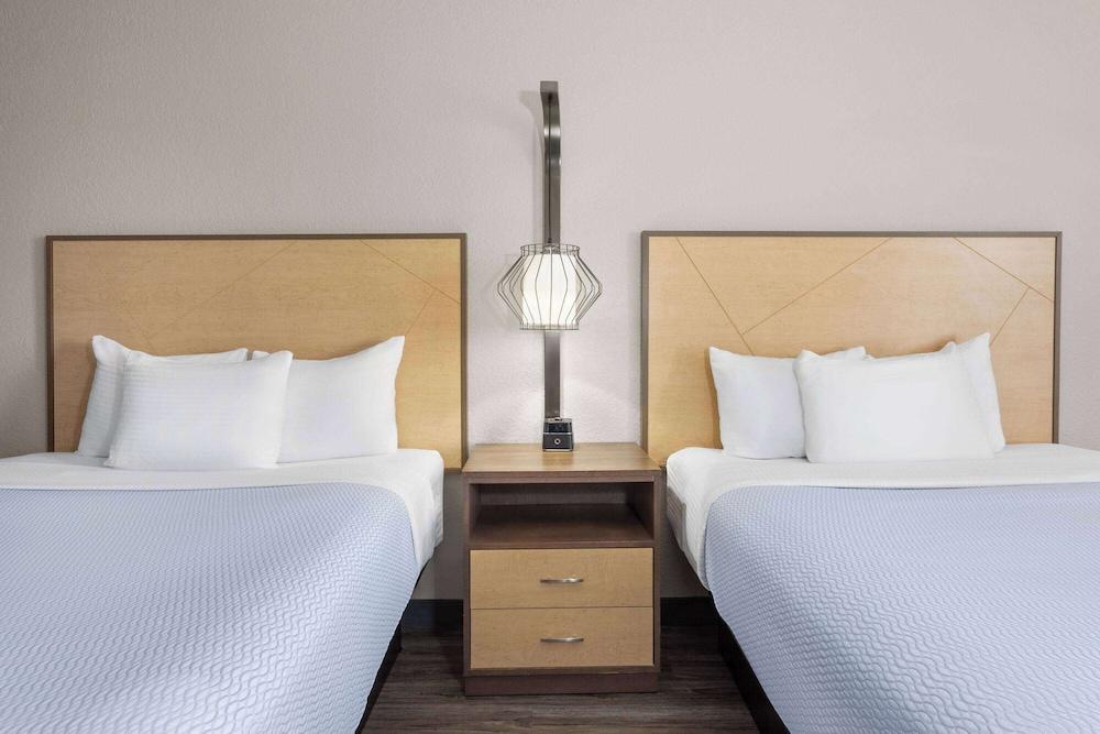 La Quinta Inn & Suites by Wyndham Ft. Pierce photo 8